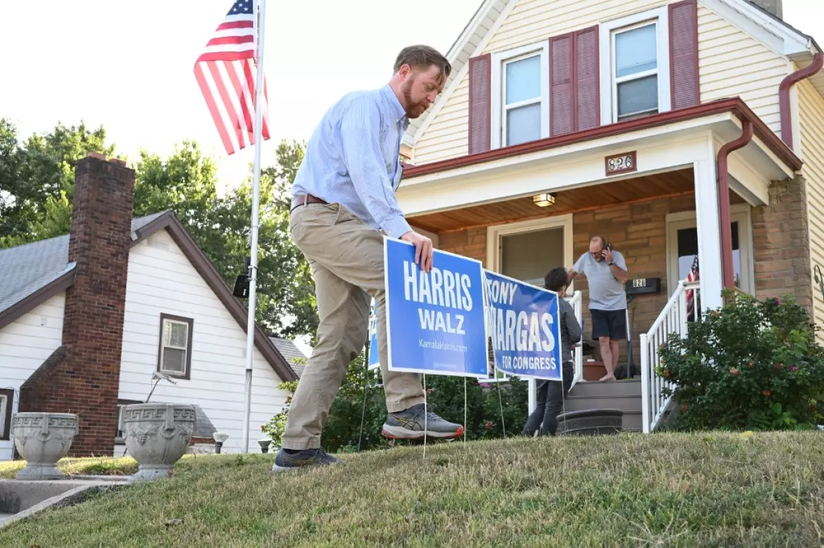 El senador estatal demócrata de Nebraska, John Cavanaugh, hace campaña en Omaha, Nebraska, el 30 de septiembre de 2024.