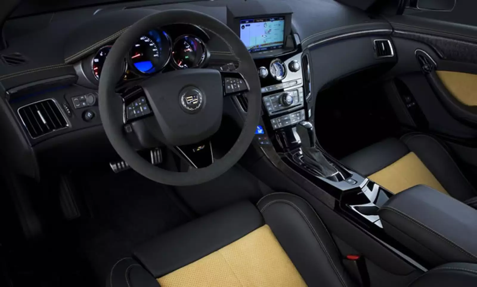 Tiene una velocidad máxima de 280 kilómetros por hora regulada electrónicamente y puede acelerar de 0 a 100 km/h en tan sólo 5.1 segundos.