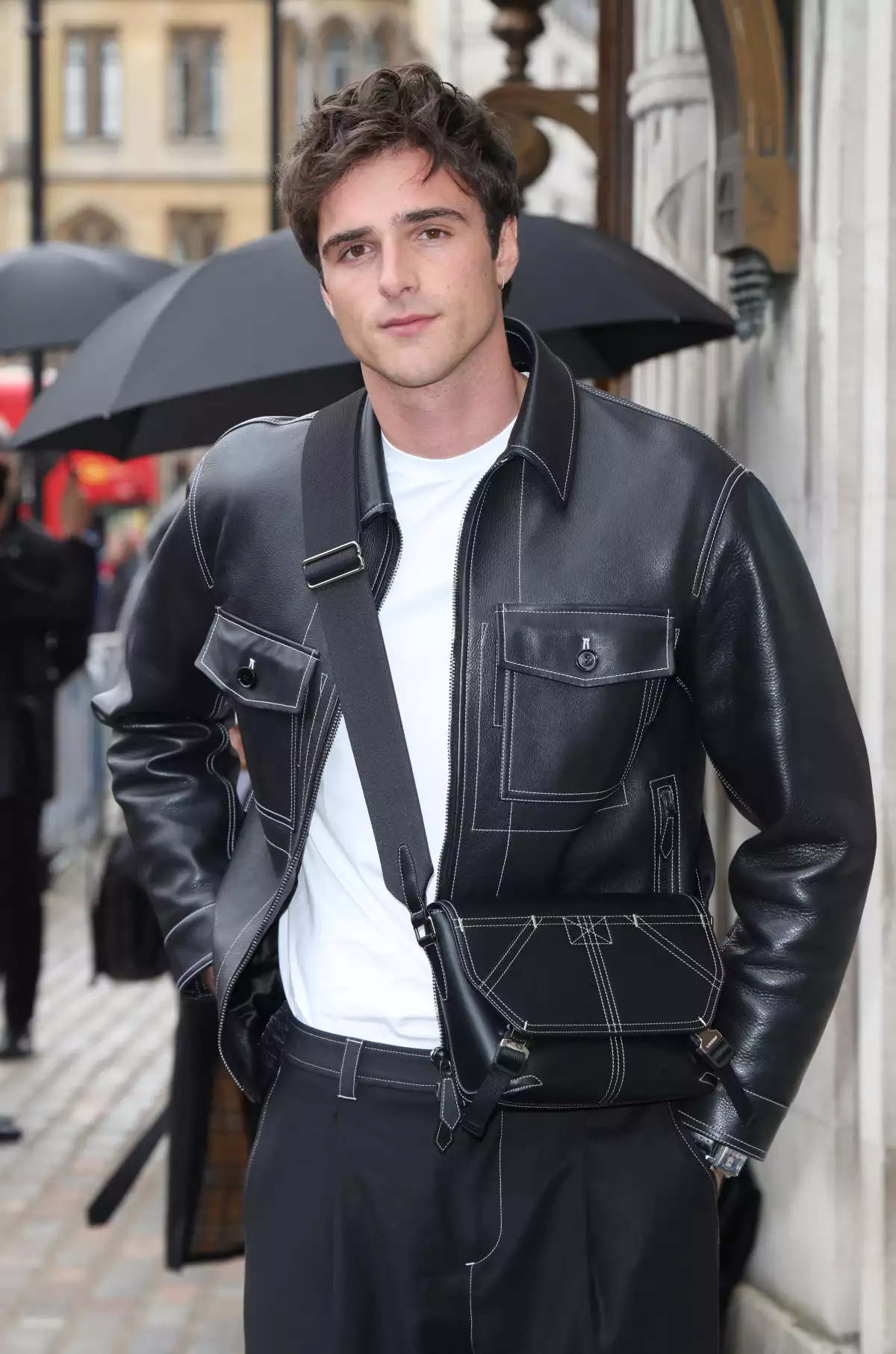 Jacob Elordi tiene una maestría en usar bolsas de lujo