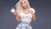 Aunque muchos decían que su cintura fue editada en el nuevo video de Fergie, Kim aseguró haber usado sólo un corset y estas fotos detrás de cámaras lo comprueban.