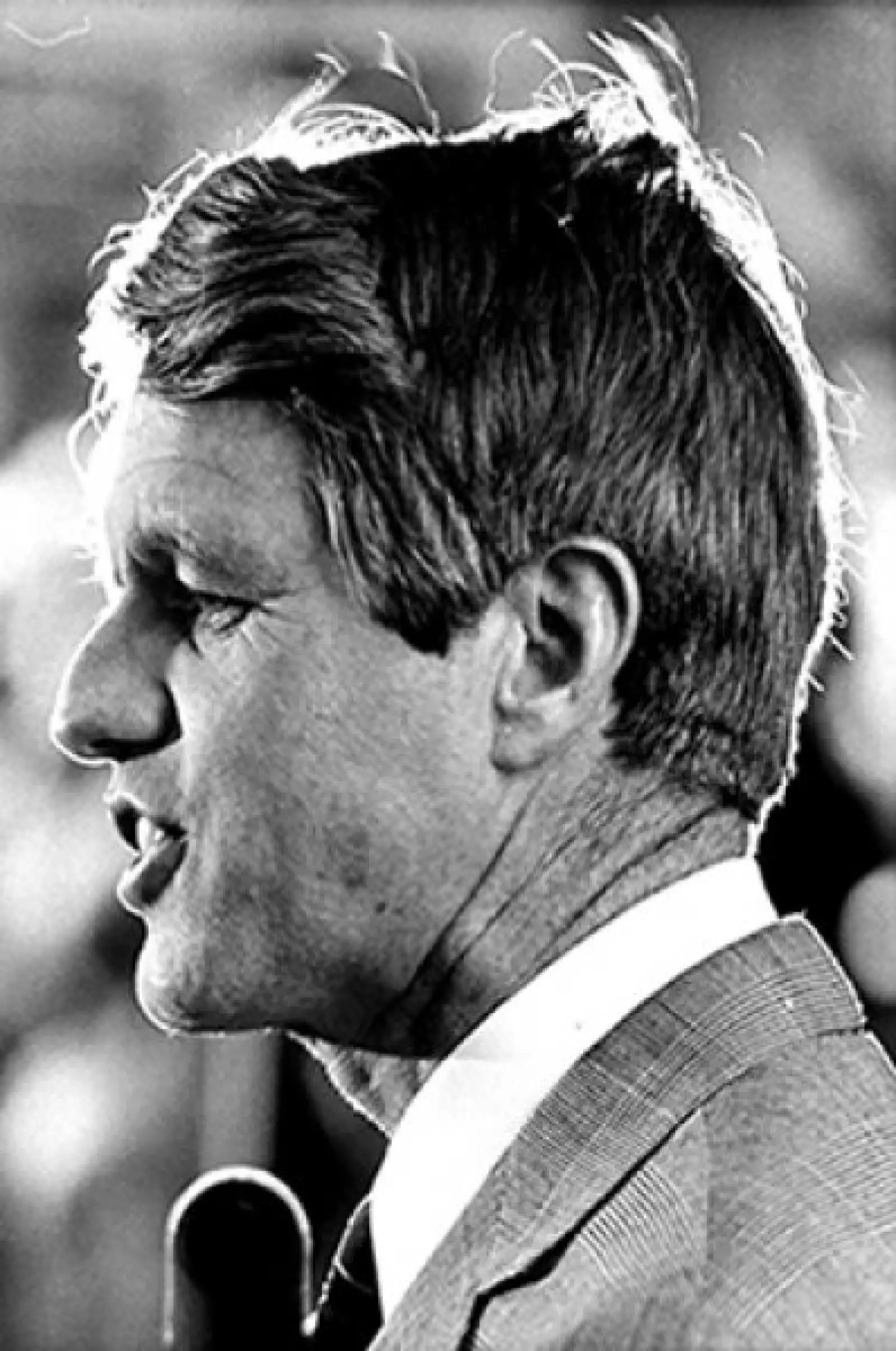 Estando en campaña, después de dar un discurso en California tras ganarle las elecciones primarias a McCarthy por el partido Demócrata, Robert Kennedy recibió un balazo que le provocó la muerte en 1968.