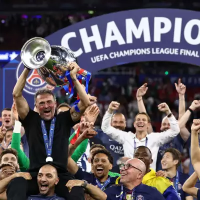 El entrenador español del Paris Saint-Germain, Luis Enrique, levanta el trofeo mientras celebra con sus jugadores después de ganar el partido final de fútbol de la Liga de Campeones de la UEFA entre el Paris Saint-Germain (PSG) y el Arsenal FC en el Puskas Arena de Budapest el 30 de mayo de 2026.