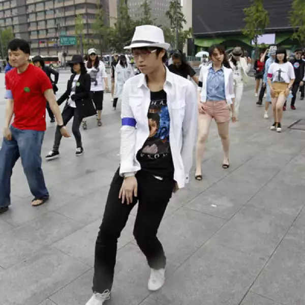 Fans de Michael Jackson lucen sus mejores pasos en centro de Seúl como parte del segundo aniversario luctuoso de Michael Jackson.