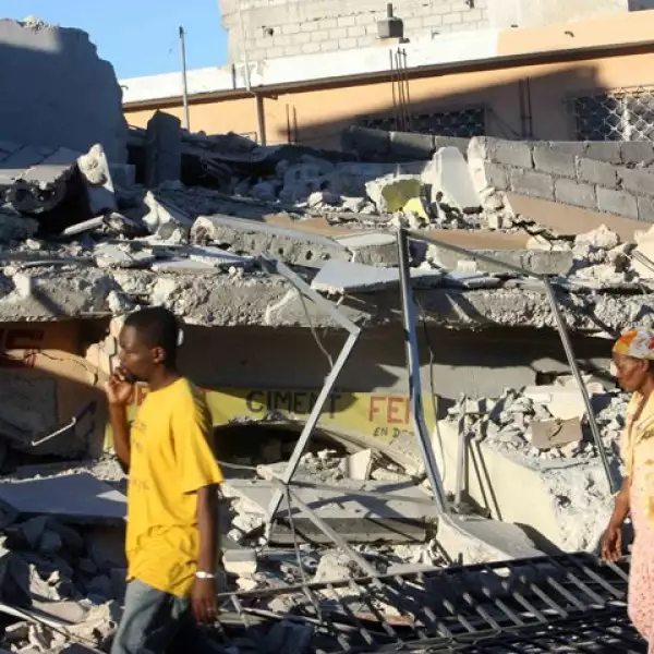 En nuestro país, decenas de capitalinos arriban a los centros de acopio para entregar sus apoyos.