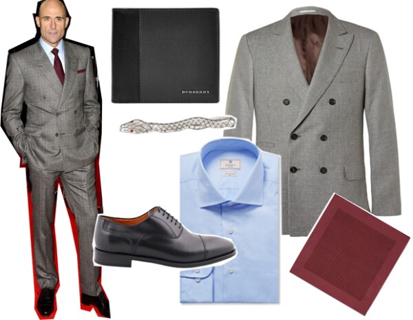 Mark Strong, a sus 52, sigue cuativando miradas. Nos encanta que domina el look formal a la perfección. Saco: Brunello Cucinelli. Zapatos: Scalpers. Camisa: Hacket. Cartera: Burberry. Tie Clip: Montblanc. Pañuelo: Salvatore Ferragamo.