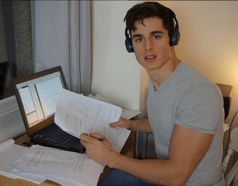 Pietro es maestro de matemáticas.