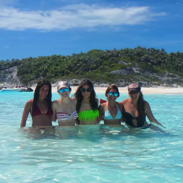 La guapa Yael deslumbró en la playa con un sexy bikini fosforescente.