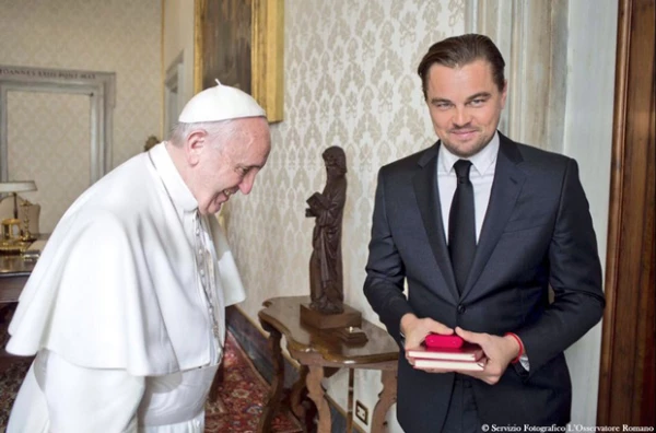 El Papa habló inglés y el actor italiano al momento de saludarse, después utilizaron un traductor.