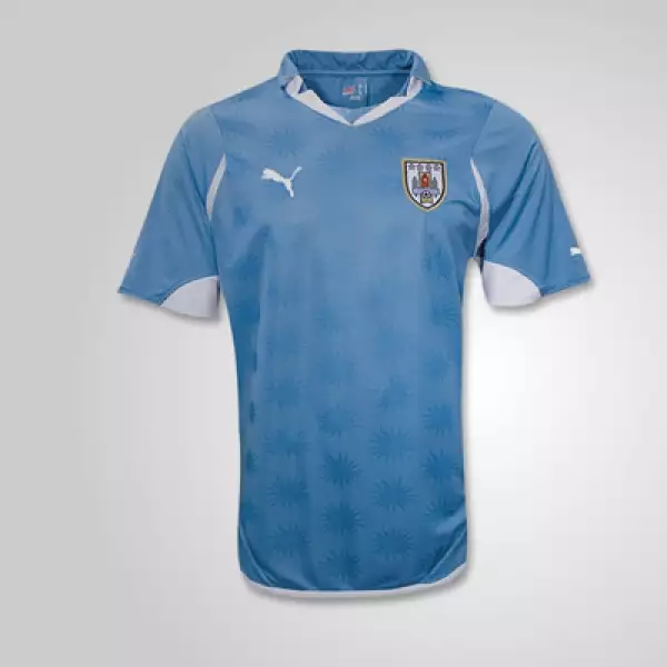 Una de las mejores delanteras de la copa, conformada por Diego Forlán, Edinson Cavani y Luis Suárez. Su playera tiene un costo de 54.99 dólares.