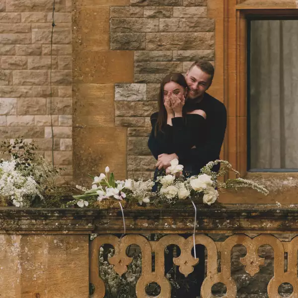 Phoebe Dynevor y Cameron Fuller se comprometieron este año