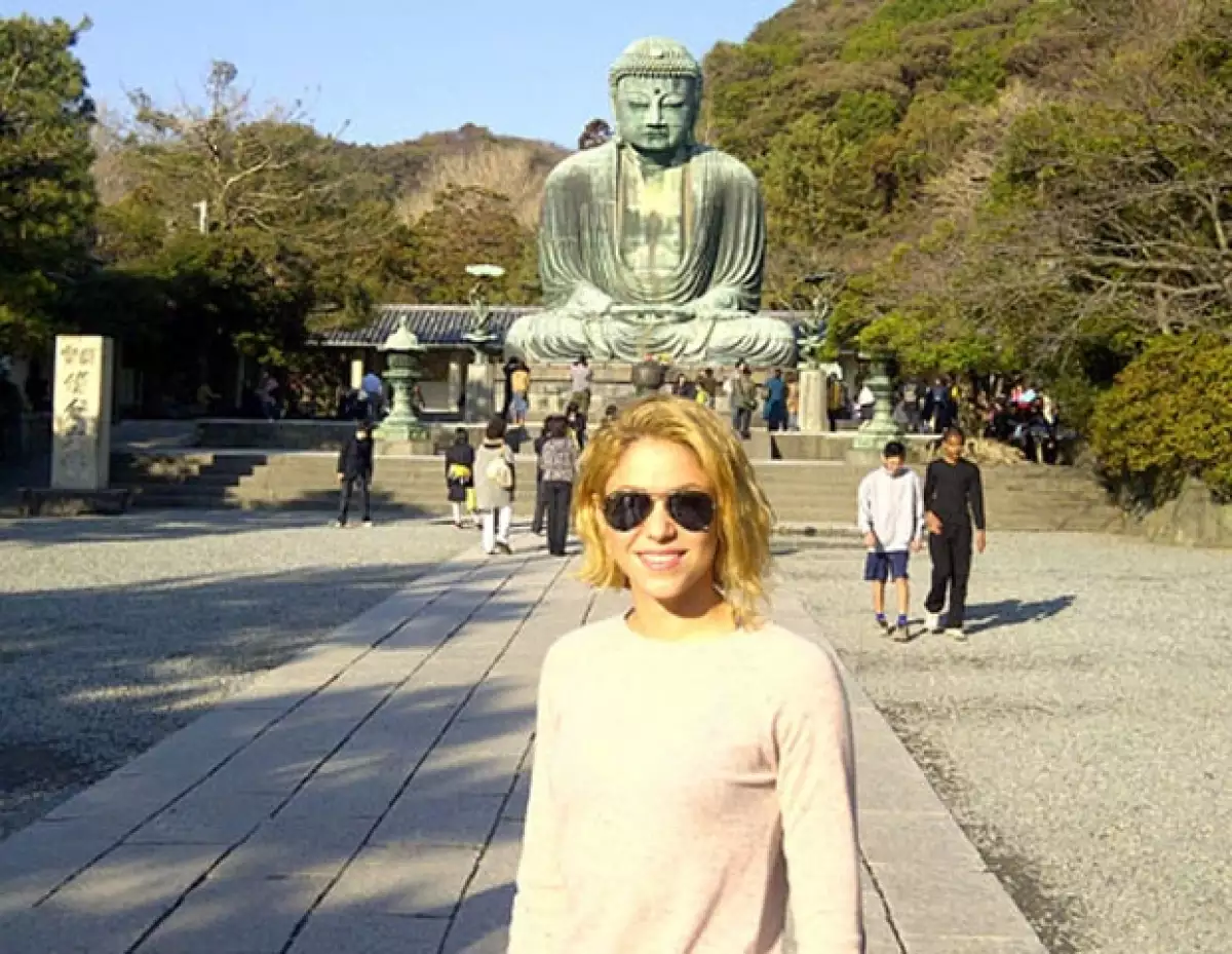 La intérprete de Loca, mostró su admiración al visitar el templo Tsurugaoka.