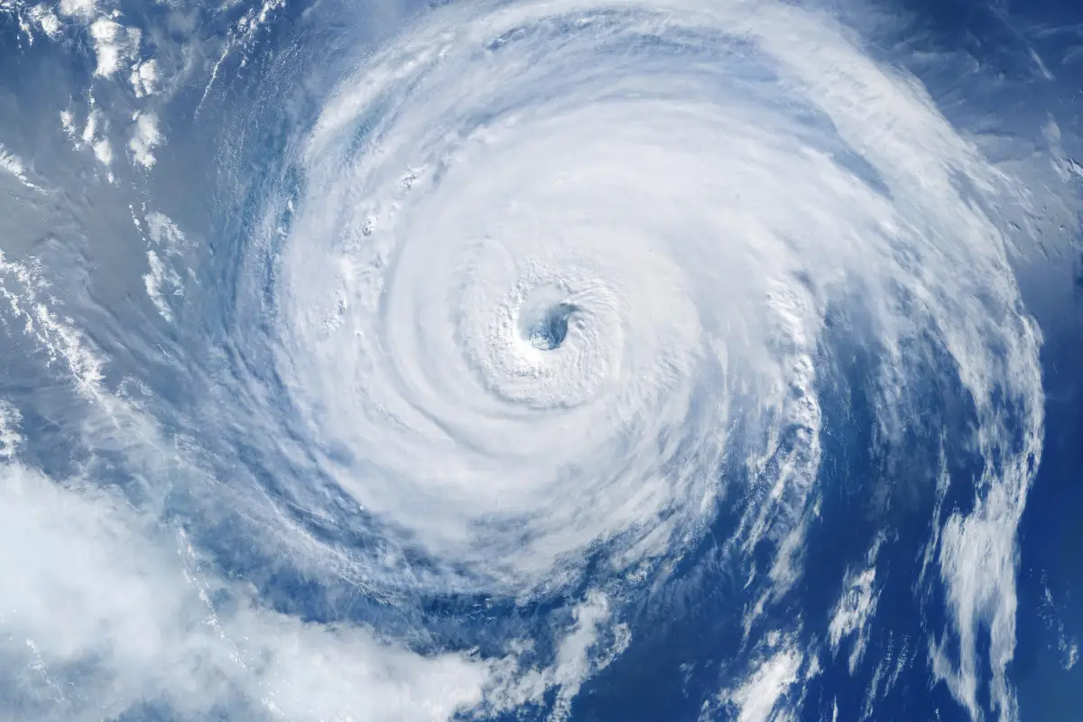 Poderoso huracán visto desde el espacio con un ojo claramente definido, mostrando la inmensa fuerza de la naturaleza, las nubes que se arremolinan y la dramática belleza del clima extremo sobre el océano