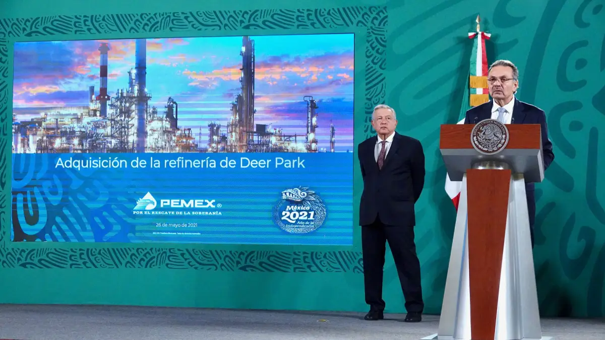 Foto de una conferencia de prensa en la que AMLO habló de la adquisión de la refinería texana Deer Park