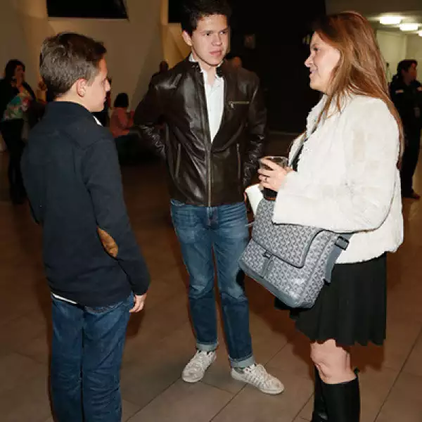 Nicolás y Jerónimo Warnholtz con Silvia Escudero