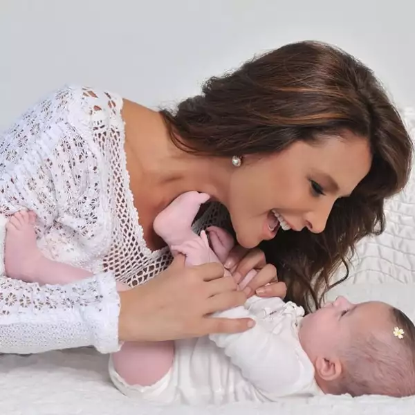 Después de varios años de trámites, la actriz Lorena Rojas se convirtió en madre de Luciana, a quien adoptó en octubre del 2013.