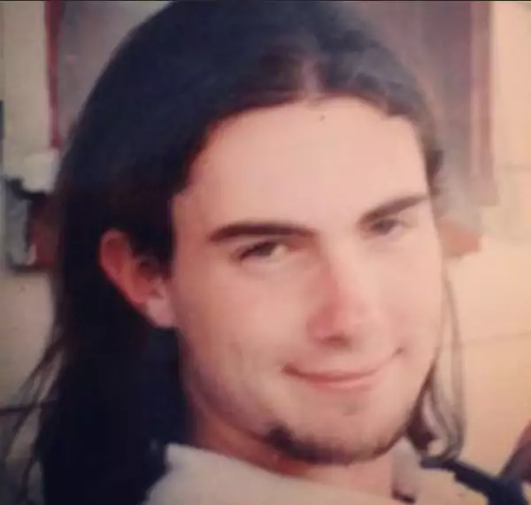 El cantante llevaba el pelo largo y barba de chivo en los 90.