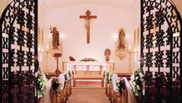 Visitó personalmente la capilla privada en Los Cabos en donde bautizó a su primer hijo con Aracely, Miguelito, en julio del 2007, al parecer desea que su segundo hijo reciba ahí el sacramento.