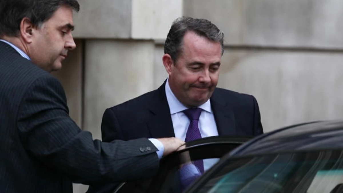 El ministro de defensa británico sale de su casa