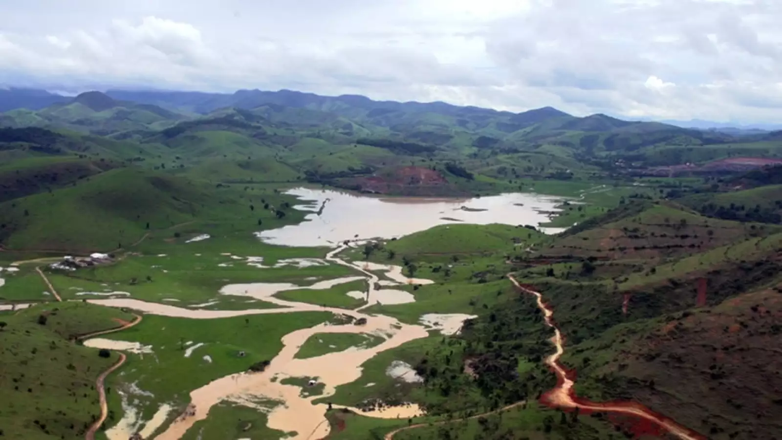 inundaciones en torno a una presa en brasil