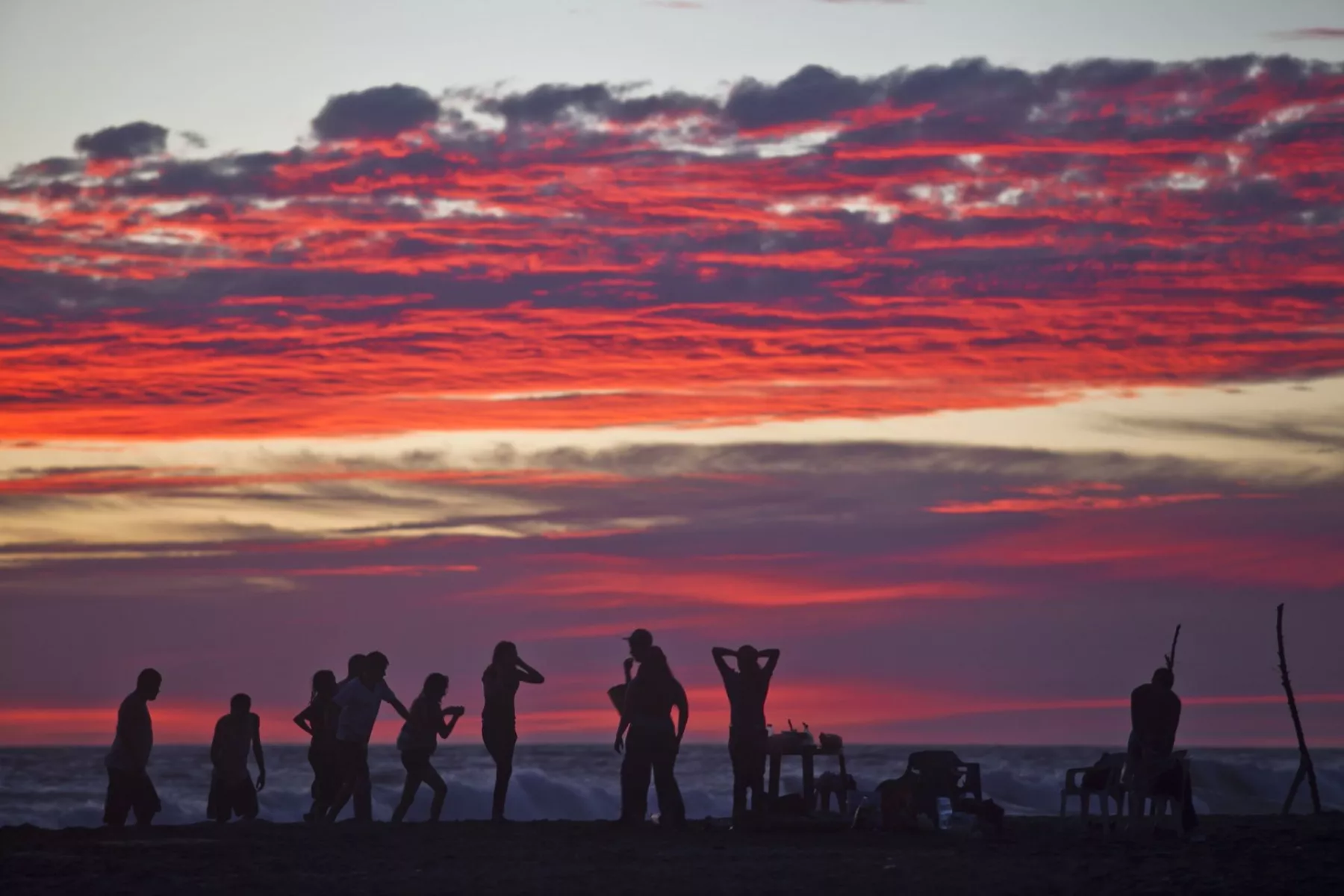 Decenas de personas disfrutan el fin de semana en el mar de Cortés, el cual nos brinda espectaculares atardeceres en primavera.
