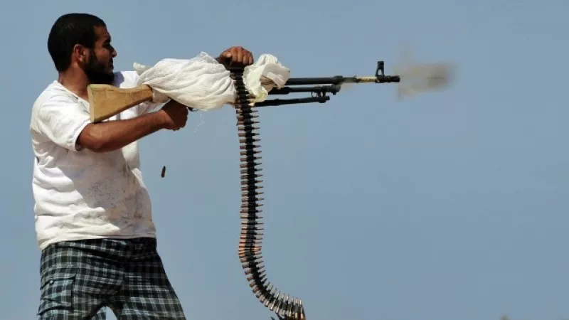 un combatiente del CNT practica con su arma