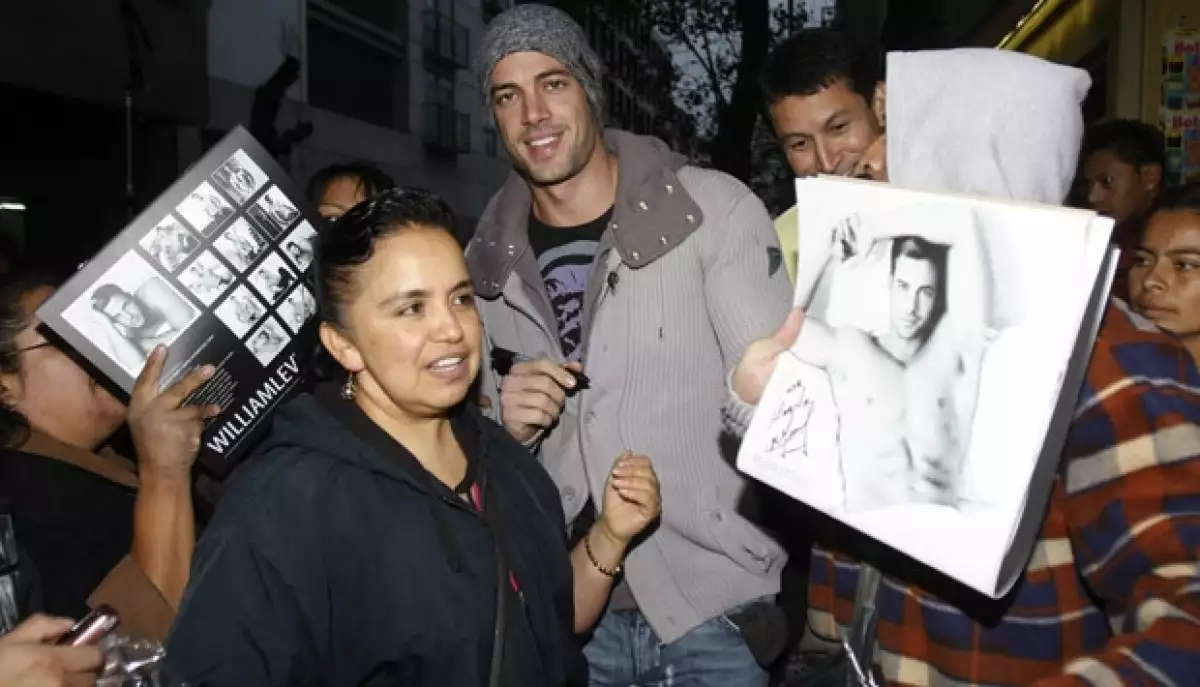 El actor madrugó para estar con los voceadores y convivir con las fans que se dieron cita y comprar su calendario.