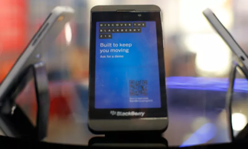 El nuevo BlackBerry Z10 intenta ganarse un lugar en el mercado liderado por el iPhone y los móviles con Android. (Foto: Reuters)
