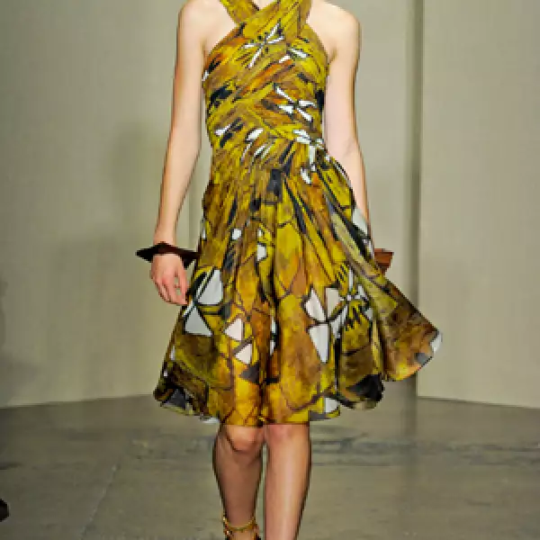 Vestidos en corte `a´con escote de halter muestran motivos étnicos.