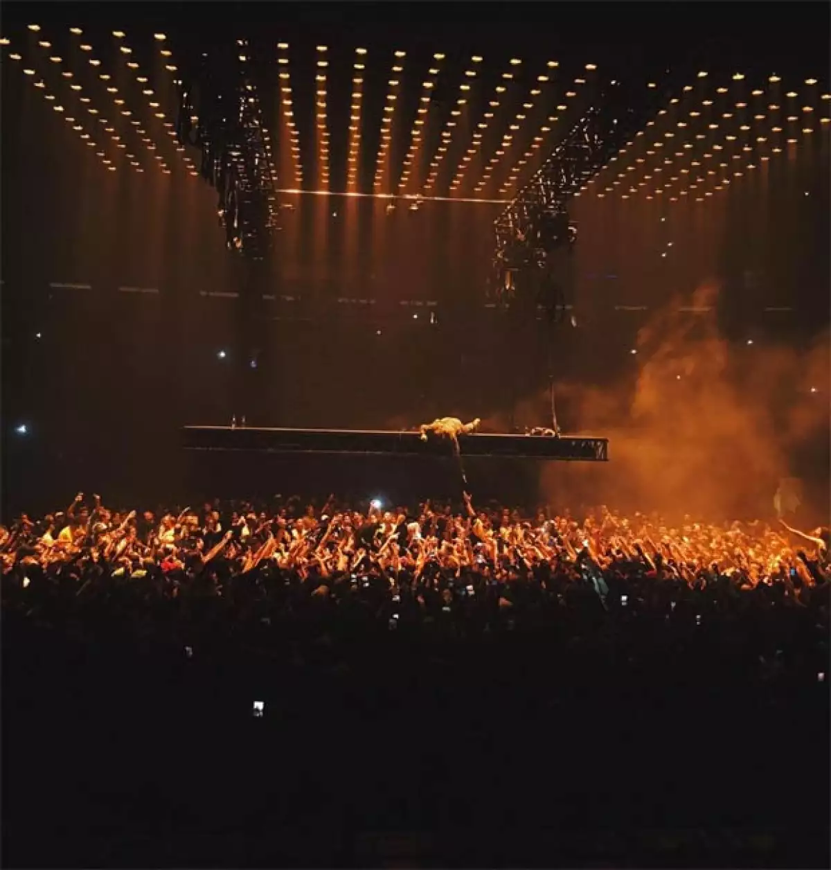 Este fan no pudo contener su emoción por estar en el concierto de Yeezy y decidió llevar a otro nivel su afición, literal.