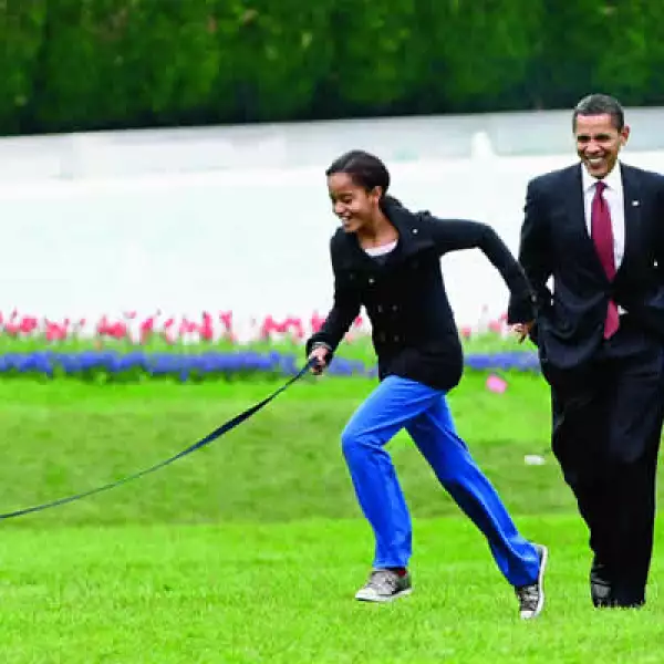 Obama no quiere que sus hijas pierdan sus raíces o su sencillez. Para él, su mejor legado como político y como padre sería dejarles un mundo mejor.