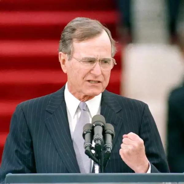 George Herbert Walker Bush fue el cuadragésimo primer Presidente de los Estados Unidos de América, del 20 de enero de 1989 al 20 de enero de 1993. Y vicepresidente del 20 de enero de 1981 al 20 de enero de 1989.