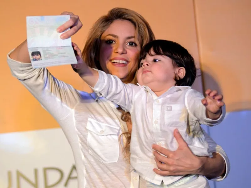 Shakira llevó por primera ocasión a su hijo a su país de origen, donde tuvo la oportunidad de inaugurar la sexta escuela de su Fundación Pies Descalzos.