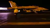 Esta captura de pantalla realizada el 19 de julio de 2026 a partir de imágenes de vídeo publicadas por el Comando Central de los Estados Unidos (CENTCOM) el 18 de julio de 2026 muestra a las fuerzas estadounidenses lanzando lo que los militares dicen que son ataques de precisión dirigidos a las capacidades militares iraníes por octava noche consecutiva.