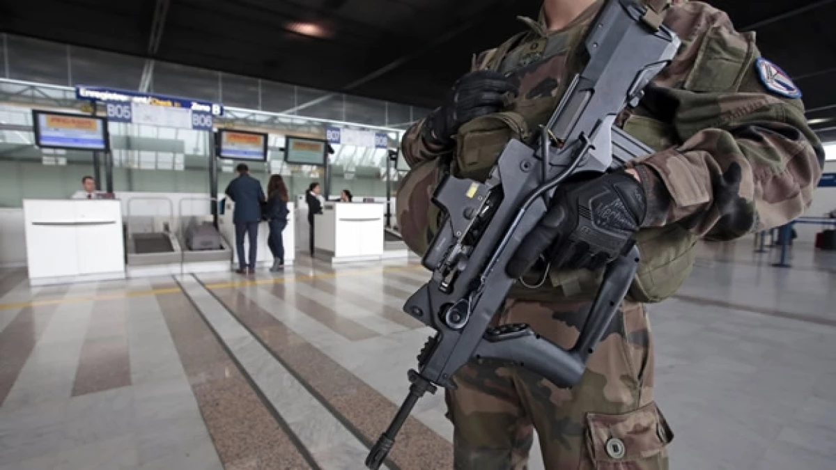Un soldado francés vigila parte del aeropuerto internacional de Nice como parte del reforzamiento de seguridad en la nación