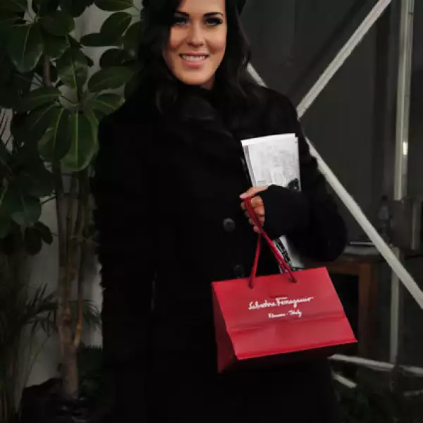 Lorena Lefaure con su kit de regalo