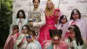 El actor personificó al príncipe Louis durante la presentación de la cinta animada "Barbie y las tres mosqueteras", que se realizó este sábado en el Papalote Museo del Niño.