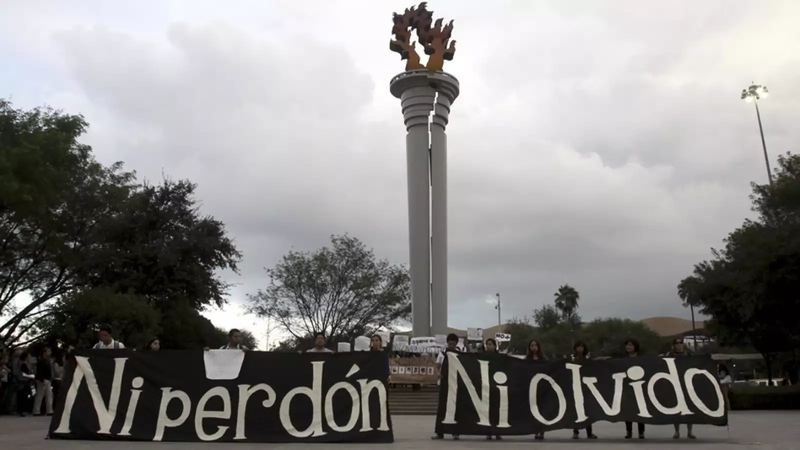 Estudiantes de la Universidad Autónoma de Nuevo León (UANL) se reunieron en la Flama de la Verdad en apoyo a los 43 estudiantes desaparecidos