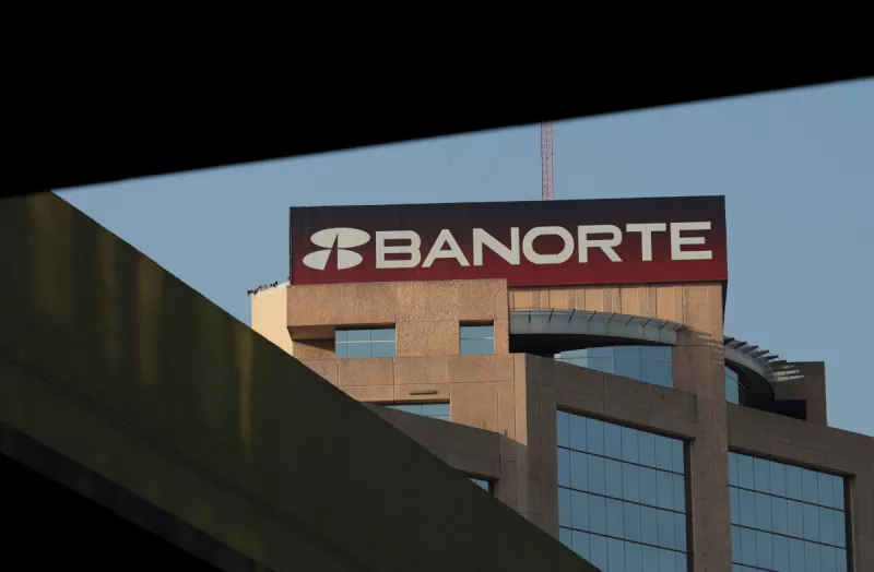 Banorte se retira de la venta de Banamex