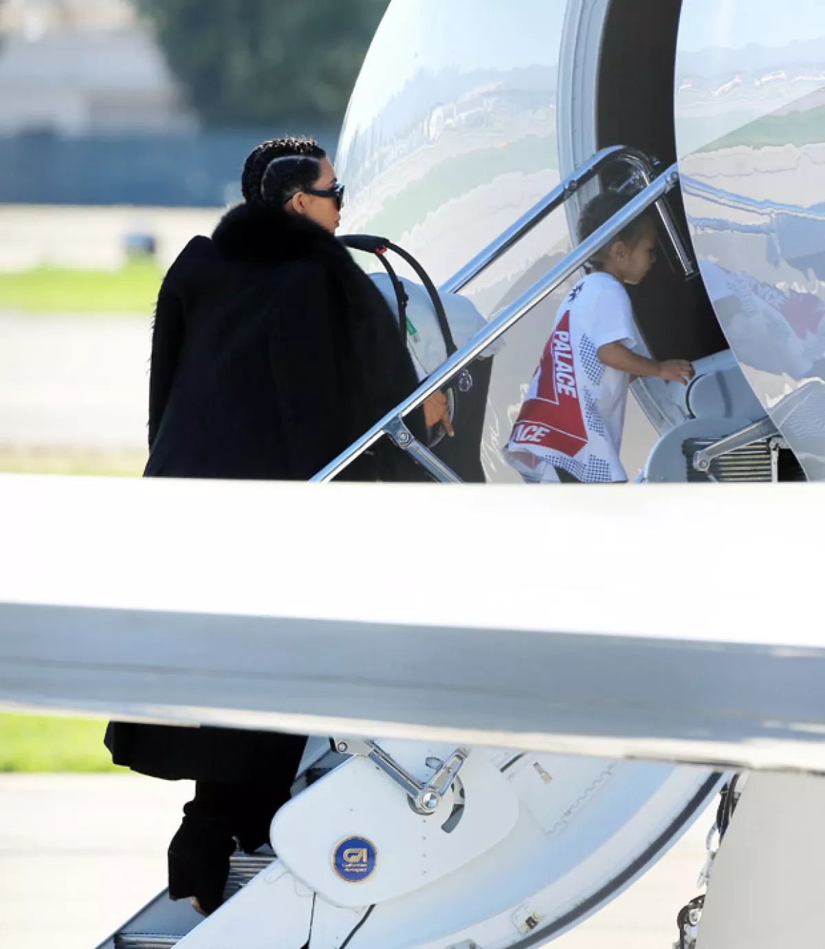 Kim había sido muy cautelosa de que ningún paparazzi fotografiara a su segundo hijo. Aquí la vemos hace dos semanas subiendo a un jet con Saint y North.