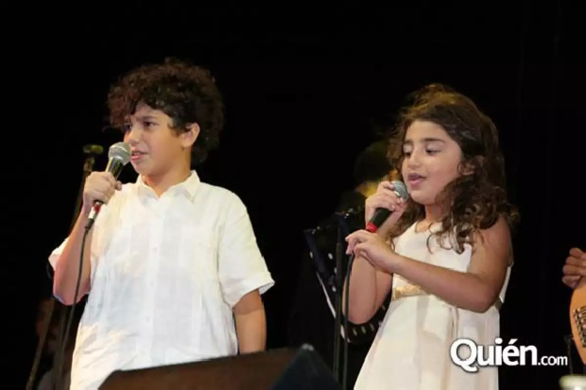 Emiliano, de ocho años, y Valentina, de seis, se subieron y a capela cantaron el éxito de su papá: Cuando estamos juntos.