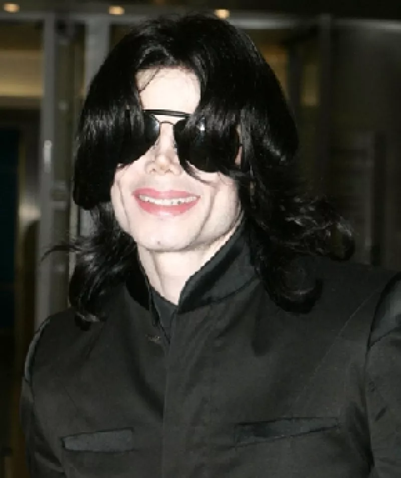 A partir de hoy salió a la venta una serie de productos oficiales de la memorabilia del cantante estadunidense Michael Jackson, además en noviembre saldrá un disco con canciones inéditas.