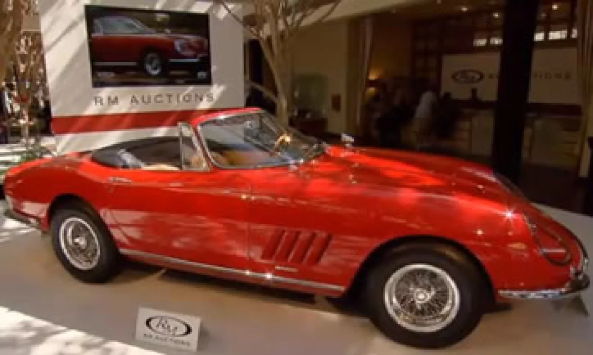 Este Ferrari 275 GTB/4 NART Spider, impulsado por un motor V12 con 300 caballos de fuerza, es uno de los diez fabricados de su tipo. (Foto: Especial)