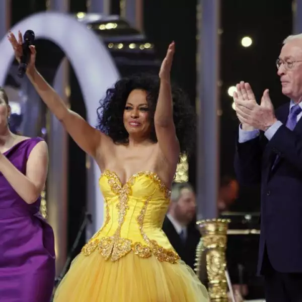 Scarlett Johansson, Diana Ross y Michael Caine sobre el escenario.
