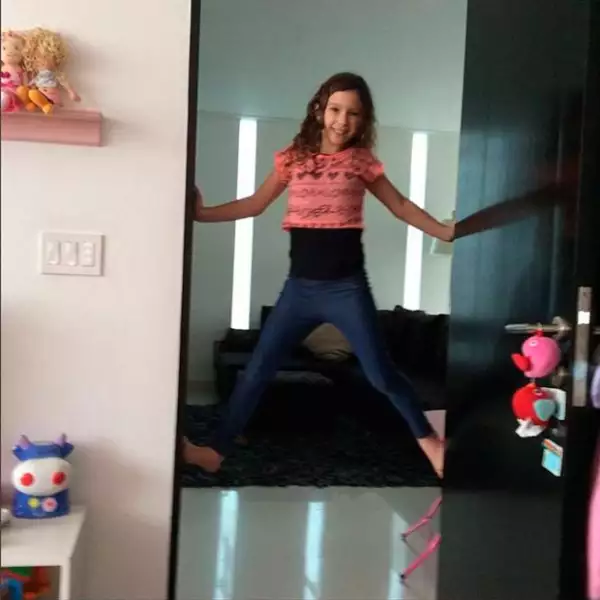 Mía es una niña llena de talento y carisma que ha conquistado al público.