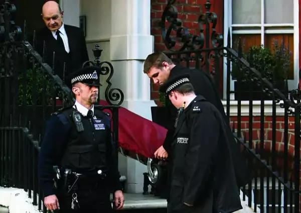 El cuerpo de Alexander McQueen abandona su domicilio del barrio de Mayfair, Londres.