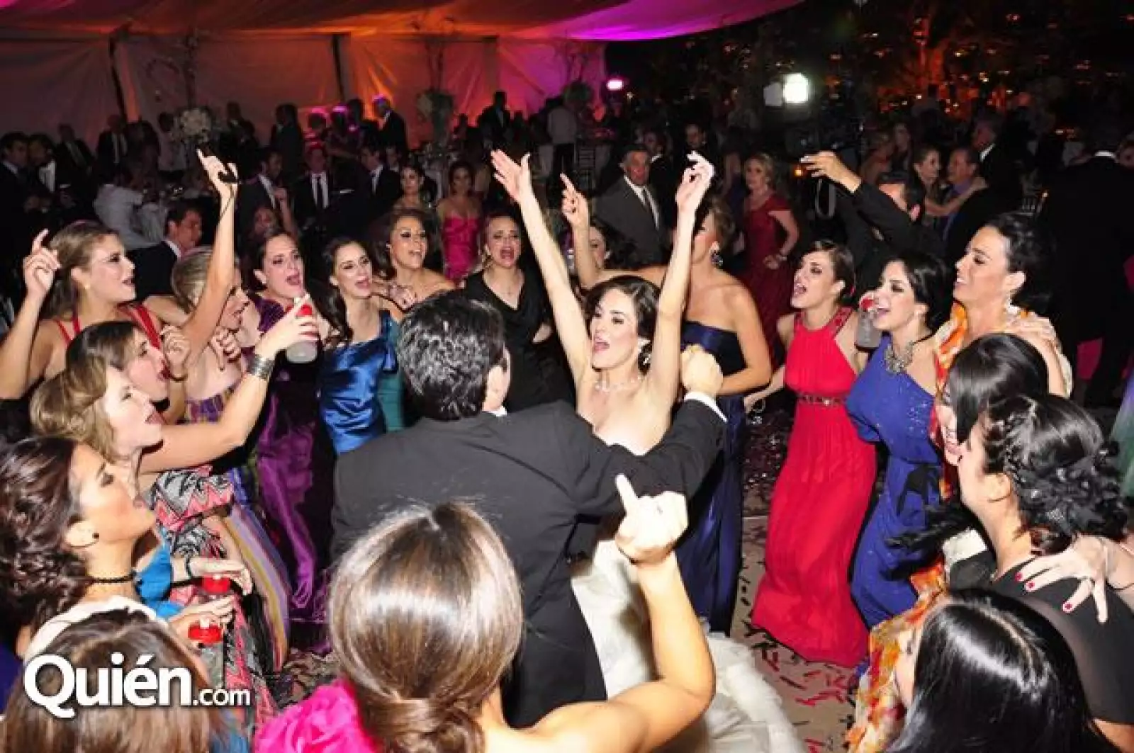 Los novios bailando con todos sus amigos