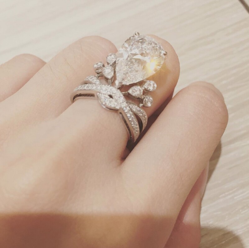El anillo de compromiso de Angelababy, valuado en un millón de euros.