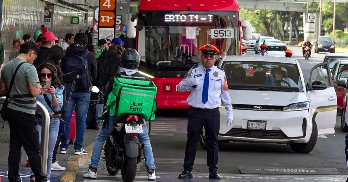 La SICT contradice a Uber y lo dice claro: apps de taxis no tienen autorización para operar en aeropuertos 