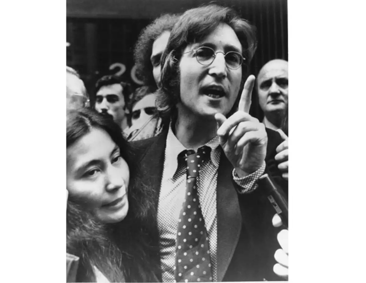 Existen dos versiones diferentes de cómo fue que John conoció a Yoko, pero lo cierto es que en ambas le robó el corazón.