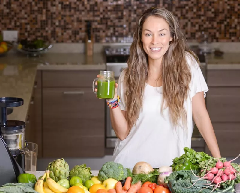 ¿Cuáles son los beneficios de los jugos verdes y qué tienes que tomar en cuenta para prepararlos? Con la ayuda de la especialista Valeria Lozano, te resolvemos todas tus dudas.